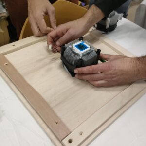 Upcycling La Quincaillerie Guéret Fablab Elaboration de deux rétroprojecteurs diy à éclairage LED, matériaux recyclés