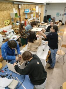 Upcycling La Quincaillerie Guéret Fablab Elaboration de deux rétroprojecteurs diy à éclairage LED, matériaux recyclés