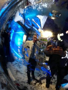 C'est arrivé demain le retour, exposition mellant science fiction et bande dessinée sf bd module dans la combinaison de thomas pesquet video mapping réalisé avec nyktalop melodie vue sur le hublot miroir du module