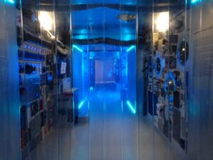 C'est arrivé demain le retour, exposition mellant science fiction et bande dessinée sf bd module dans la combinaison de thomas pesquet video mapping réalisé avec nyktalop melodie vue sur le module