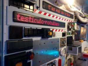 C'est arrivé demain le retour, exposition mellant science fiction et bande dessinée sf bd module dans la combinaison de thomas pesquet video mapping réalisé avec nyktalop melodie vue sur les panneaux du module